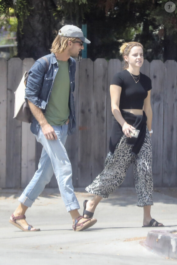 Exclusif - Emma Watson est allée dîner avec un mystérieux inconnu dans le restaurant Double Zero à Los Angeles. Le 28 août 2019.