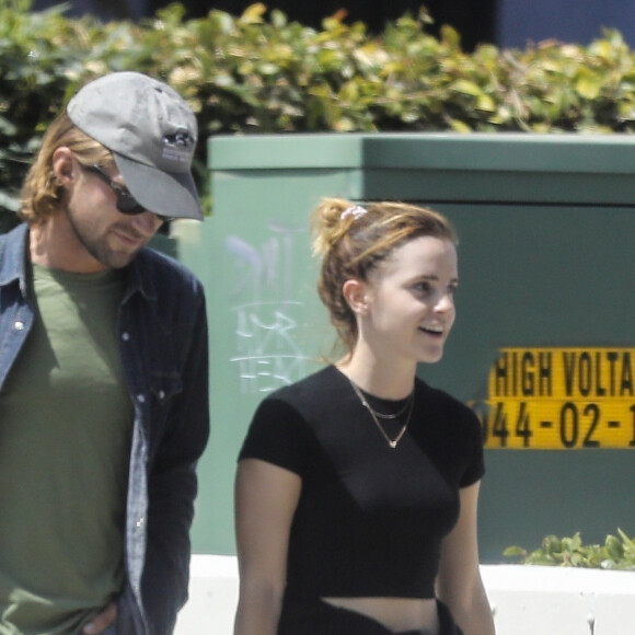 Exclusif - Emma Watson est allée dîner avec un mystérieux inconnu dans le restaurant Double Zero à Los Angeles. Le 28 août 2019.