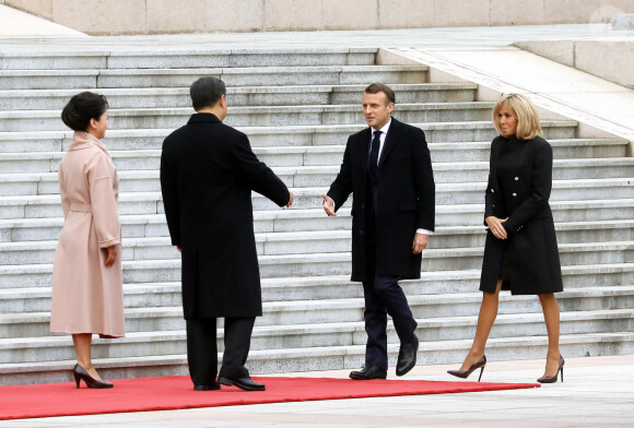 XI Jinping et sa femme Peng Liyuan, Emmanuel Macron et sa femme Brigitte Macron - Le président de la République populaire de Chine, XI Jinping et sa femme Peng Liyuan accueillent le président de la république française Emmanuel Macron et sa femme la Première Dame Brigitte Macron au Grand Palais du Peuple à Pékin en Chine le 6 novembre 2019. © Dominique Jacovides/Bestimage