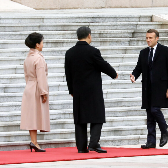 XI Jinping et sa femme Peng Liyuan, Emmanuel Macron et sa femme Brigitte Macron - Le président de la République populaire de Chine, XI Jinping et sa femme Peng Liyuan accueillent le président de la république française Emmanuel Macron et sa femme la Première Dame Brigitte Macron au Grand Palais du Peuple à Pékin en Chine le 6 novembre 2019. © Dominique Jacovides/Bestimage