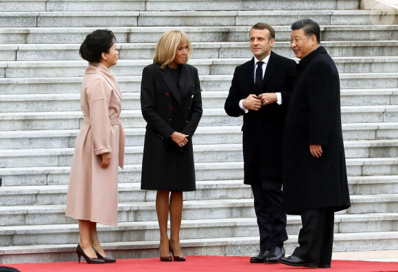 XI Jinping et sa femme Peng Liyuan, Emmanuel Macron et sa femme Brigitte Macron - Le président de la République populaire de Chine, XI Jinping et sa femme Peng Liyuan accueillent le président de la république française Emmanuel Macron et sa femme la Première Dame Brigitte Macron au Grand Palais du Peuple à Pékin en Chine le 6 novembre 2019. © Dominique Jacovides/Bestimage