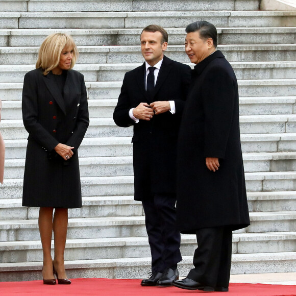 XI Jinping et sa femme Peng Liyuan, Emmanuel Macron et sa femme Brigitte Macron - Le président de la République populaire de Chine, XI Jinping et sa femme Peng Liyuan accueillent le président de la république française Emmanuel Macron et sa femme la Première Dame Brigitte Macron au Grand Palais du Peuple à Pékin en Chine le 6 novembre 2019. © Dominique Jacovides/Bestimage