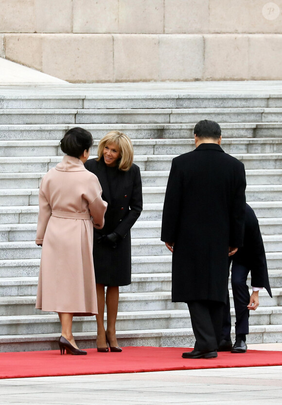 XI Jinping et sa femme Peng Liyuan, Emmanuel Macron et sa femme Brigitte Macron - Le président de la République populaire de Chine, XI Jinping et sa femme Peng Liyuan accueillent le président de la république française Emmanuel Macron et sa femme la Première Dame Brigitte Macron au Grand Palais du Peuple à Pékin en Chine le 6 novembre 2019. © Dominique Jacovides/Bestimage