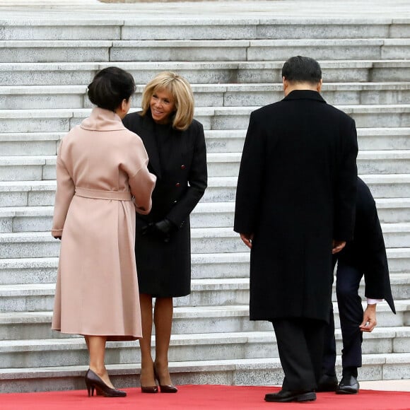 XI Jinping et sa femme Peng Liyuan, Emmanuel Macron et sa femme Brigitte Macron - Le président de la République populaire de Chine, XI Jinping et sa femme Peng Liyuan accueillent le président de la république française Emmanuel Macron et sa femme la Première Dame Brigitte Macron au Grand Palais du Peuple à Pékin en Chine le 6 novembre 2019. © Dominique Jacovides/Bestimage