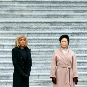 Brigitte Macron et Peng Liyuan-Jinping - Le président de la République populaire de Chine, XI Jinping et sa femme Peng Liyuan accueillent le président de la république française Emmanuel Macron et sa femme la Première Dame Brigitte Macron au Grand Palais du Peuple à Pékin en Chine le 6 novembre 2019. © Dominique Jacovides/Bestimage 