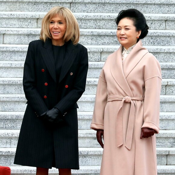 Brigitte Macron et Peng Liyuan-Jinping - Le président de la République populaire de Chine, XI Jinping et sa femme Peng Liyuan accueillent le président de la république française Emmanuel Macron et sa femme la Première Dame Brigitte Macron au Grand Palais du Peuple à Pékin en Chine le 6 novembre 2019. © Dominique Jacovides/Bestimage