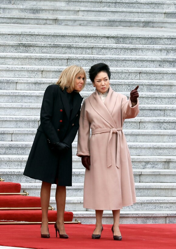 Brigitte Macron et Peng Liyuan-Jinping - Le président de la République populaire de Chine, XI Jinping et sa femme Peng Liyuan accueillent le président de la république française Emmanuel Macron et sa femme la Première Dame Brigitte Macron au Grand Palais du Peuple à Pékin en Chine le 6 novembre 2019. © Dominique Jacovides/Bestimage