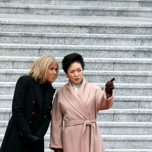 Brigitte Macron et Peng Liyuan-Jinping - Le président de la République populaire de Chine, XI Jinping et sa femme Peng Liyuan accueillent le président de la république française Emmanuel Macron et sa femme la Première Dame Brigitte Macron au Grand Palais du Peuple à Pékin en Chine le 6 novembre 2019. © Dominique Jacovides/Bestimage