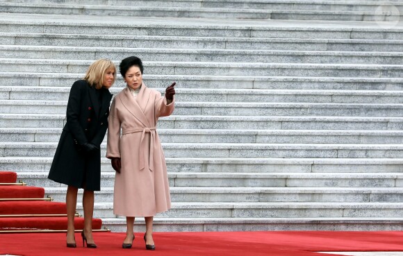 Brigitte Macron et Peng Liyuan-Jinping - Le président de la République populaire de Chine, XI Jinping et sa femme Peng Liyuan accueillent le président de la république française Emmanuel Macron et sa femme la Première Dame Brigitte Macron au Grand Palais du Peuple à Pékin en Chine le 6 novembre 2019. © Dominique Jacovides/Bestimage