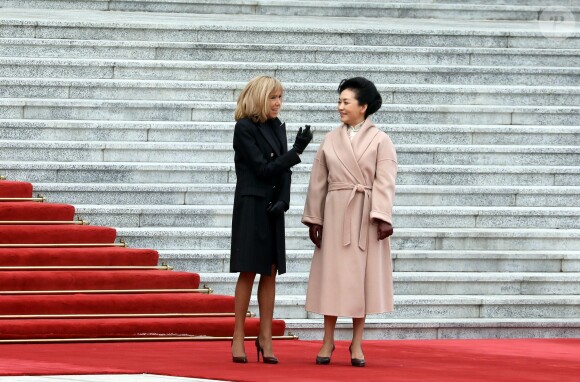 Brigitte Macron et Peng Liyuan-Jinping - Le président de la République populaire de Chine, XI Jinping et sa femme Peng Liyuan accueillent le président de la république française Emmanuel Macron et sa femme la Première Dame Brigitte Macron au Grand Palais du Peuple à Pékin en Chine le 6 novembre 2019. © Dominique Jacovides/Bestimage