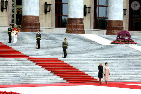 Brigitte Macron et Peng Liyuan-Jinping - Le président de la République populaire de Chine, XI Jinping et sa femme Peng Liyuan accueillent le président de la république française Emmanuel Macron et sa femme la Première Dame Brigitte Macron au Grand Palais du Peuple à Pékin en Chine le 6 novembre 2019. © Dominique Jacovides/Bestimage