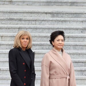 Brigitte Macron et Peng Liyuan-Jinping - Le président de la République populaire de Chine, XI Jinping et sa femme Peng Liyuan accueillent le président de la république française Emmanuel Macron et sa femme la Première Dame Brigitte Macron au Grand Palais du Peuple à Pékin en Chine le 6 novembre 2019. © Dominique Jacovides/Bestimage