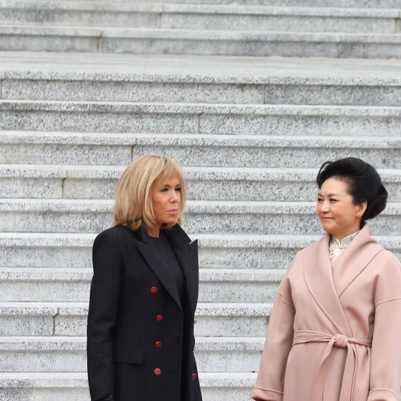 Brigitte Macron et Peng Liyuan-Jinping - Le président de la République populaire de Chine, XI Jinping et sa femme Peng Liyuan accueillent le président de la république française Emmanuel Macron et sa femme la Première Dame Brigitte Macron au Grand Palais du Peuple à Pékin en Chine le 6 novembre 2019. © Dominique Jacovides/Bestimage