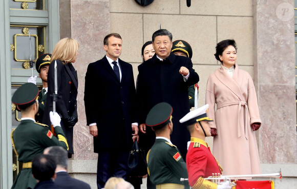 XI Jinping et sa femme Peng Liyuan, Emmanuel Macron et sa femme Brigitte Macron - Le président de la République populaire de Chine, XI Jinping et sa femme Peng Liyuan accueillent le président de la république française Emmanuel Macron et sa femme la Première Dame Brigitte Macron au Grand Palais du Peuple à Pékin en Chine le 6 novembre 2019. © Dominique Jacovides/Bestimage