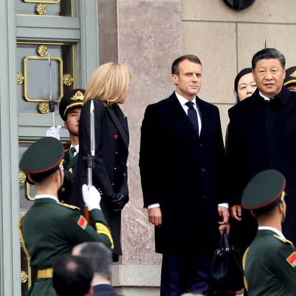 XI Jinping et sa femme Peng Liyuan, Emmanuel Macron et sa femme Brigitte Macron - Le président de la République populaire de Chine, XI Jinping et sa femme Peng Liyuan accueillent le président de la république française Emmanuel Macron et sa femme la Première Dame Brigitte Macron au Grand Palais du Peuple à Pékin en Chine le 6 novembre 2019. © Dominique Jacovides/Bestimage