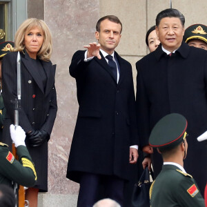 XI Jinping et sa femme Peng Liyuan, Emmanuel Macron et sa femme Brigitte Macron - Le président de la République populaire de Chine, XI Jinping et sa femme Peng Liyuan accueillent le président de la république française Emmanuel Macron et sa femme la Première Dame Brigitte Macron au Grand Palais du Peuple à Pékin en Chine le 6 novembre 2019. © Dominique Jacovides/Bestimage