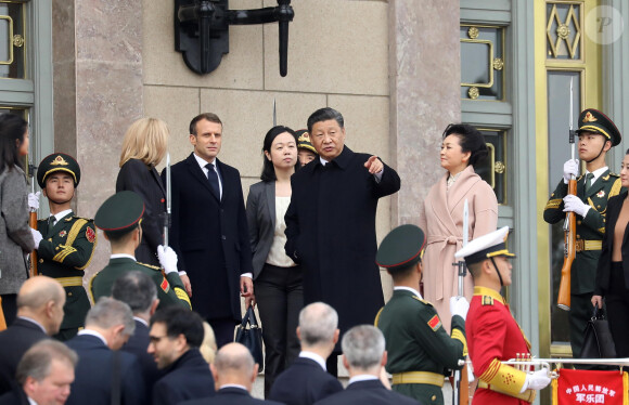 XI Jinping et sa femme Peng Liyuan, Emmanuel Macron et sa femme Brigitte Macron - Le président de la République populaire de Chine, XI Jinping et sa femme Peng Liyuan accueillent le président de la république française Emmanuel Macron et sa femme la Première Dame Brigitte Macron au Grand Palais du Peuple à Pékin en Chine le 6 novembre 2019. © Dominique Jacovides/Bestimage