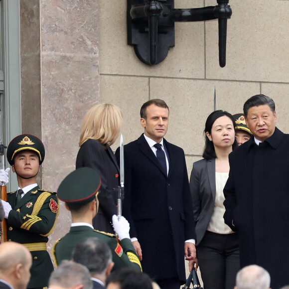 XI Jinping et sa femme Peng Liyuan, Emmanuel Macron et sa femme Brigitte Macron - Le président de la République populaire de Chine, XI Jinping et sa femme Peng Liyuan accueillent le président de la république française Emmanuel Macron et sa femme la Première Dame Brigitte Macron au Grand Palais du Peuple à Pékin en Chine le 6 novembre 2019. © Dominique Jacovides/Bestimage