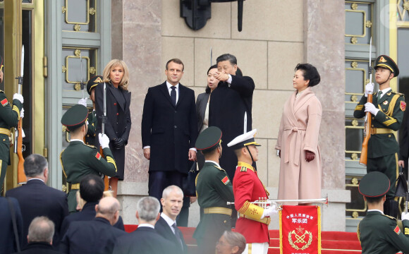 XI Jinping et sa femme Peng Liyuan, Emmanuel Macron et sa femme Brigitte Macron - Le président de la République populaire de Chine, XI Jinping et sa femme Peng Liyuan accueillent le président de la république française Emmanuel Macron et sa femme la Première Dame Brigitte Macron au Grand Palais du Peuple à Pékin en Chine le 6 novembre 2019. © Dominique Jacovides/Bestimage