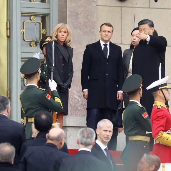 XI Jinping et sa femme Peng Liyuan, Emmanuel Macron et sa femme Brigitte Macron - Le président de la République populaire de Chine, XI Jinping et sa femme Peng Liyuan accueillent le président de la république française Emmanuel Macron et sa femme la Première Dame Brigitte Macron au Grand Palais du Peuple à Pékin en Chine le 6 novembre 2019. © Dominique Jacovides/Bestimage