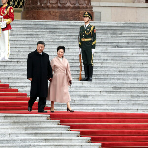 XI Jinping et sa femme Peng Liyuan - Le président de la République populaire de Chine, XI Jinping et sa femme Peng Liyuan accueillent le président de la république française Emmanuel Macron et sa femme la Première Dame Brigitte Macron au Grand Palais du Peuple à Pékin en Chine le 6 novembre 2019. © Dominique Jacovides/Bestimage