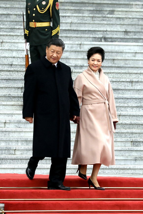 XI Jinping et sa femme Peng Liyuan - Le président de la République populaire de Chine, XI Jinping et sa femme Peng Liyuan accueillent le président de la république française Emmanuel Macron et sa femme la Première Dame Brigitte Macron au Grand Palais du Peuple à Pékin en Chine le 6 novembre 2019. © Dominique Jacovides/Bestimage