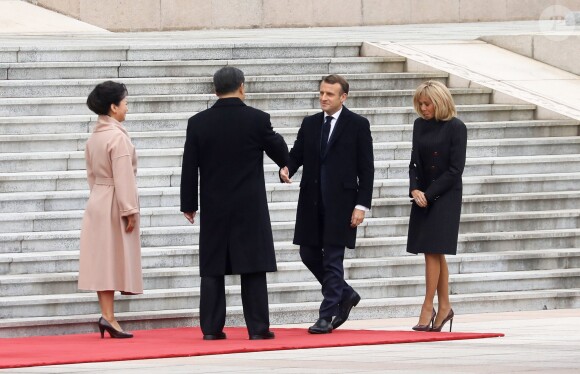 XI Jinping et sa femme Peng Liyuan, Emmanuel Macron et sa femme Brigitte Macron - Le président de la République populaire de Chine, XI Jinping et sa femme Peng Liyuan accueillent le président de la république française Emmanuel Macron et sa femme la Première Dame Brigitte Macron au Grand Palais du Peuple à Pékin en Chine le 6 novembre 2019. © Dominique Jacovides/Bestimage