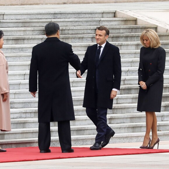 XI Jinping et sa femme Peng Liyuan, Emmanuel Macron et sa femme Brigitte Macron - Le président de la République populaire de Chine, XI Jinping et sa femme Peng Liyuan accueillent le président de la république française Emmanuel Macron et sa femme la Première Dame Brigitte Macron au Grand Palais du Peuple à Pékin en Chine le 6 novembre 2019. © Dominique Jacovides/Bestimage