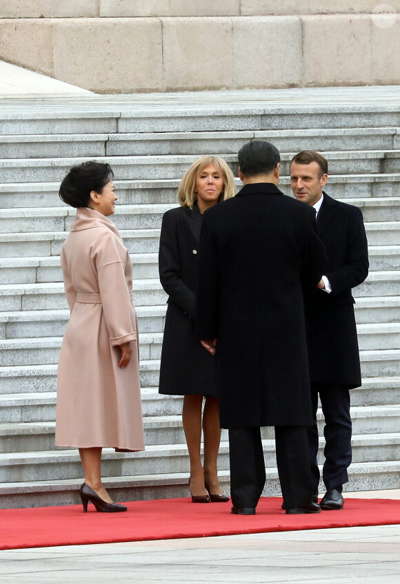 XI Jinping et sa femme Peng Liyuan, Emmanuel Macron et sa femme Brigitte Macron - Le président de la République populaire de Chine, XI Jinping et sa femme Peng Liyuan accueillent le président de la république française Emmanuel Macron et sa femme la Première Dame Brigitte Macron au Grand Palais du Peuple à Pékin en Chine le 6 novembre 2019. © Dominique Jacovides/Bestimage