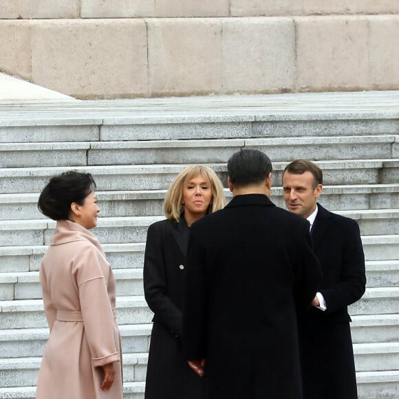 XI Jinping et sa femme Peng Liyuan, Emmanuel Macron et sa femme Brigitte Macron - Le président de la République populaire de Chine, XI Jinping et sa femme Peng Liyuan accueillent le président de la république française Emmanuel Macron et sa femme la Première Dame Brigitte Macron au Grand Palais du Peuple à Pékin en Chine le 6 novembre 2019. © Dominique Jacovides/Bestimage