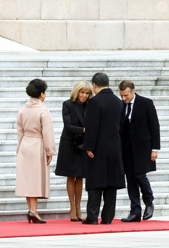 XI Jinping et sa femme Peng Liyuan, Emmanuel Macron et sa femme Brigitte Macron - Le président de la République populaire de Chine, XI Jinping et sa femme Peng Liyuan accueillent le président de la république française Emmanuel Macron et sa femme la Première Dame Brigitte Macron au Grand Palais du Peuple à Pékin en Chine le 6 novembre 2019. © Dominique Jacovides/Bestimage