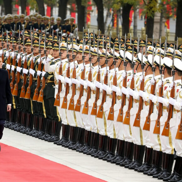 Emmanuel Macron et XI Jinping - Le président de la République populaire de Chine, XI Jinping et sa femme Peng Liyuan accueillent le président de la république française Emmanuel Macron et sa femme la Première Dame Brigitte Macron au Grand Palais du Peuple à Pékin en Chine le 6 novembre 2019. © Dominique Jacovides/Bestimage