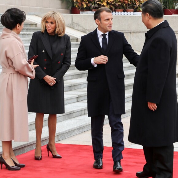 XI Jinping et sa femme Peng Liyuan, Emmanuel Macron et sa femme Brigitte Macron - Le président de la République populaire de Chine, XI Jinping et sa femme Peng Liyuan accueillent le président de la république française Emmanuel Macron et sa femme la Première Dame Brigitte Macron au Grand Palais du Peuple à Pékin en Chine le 6 novembre 2019. © Ludovic Marin/Pool/Bestimage