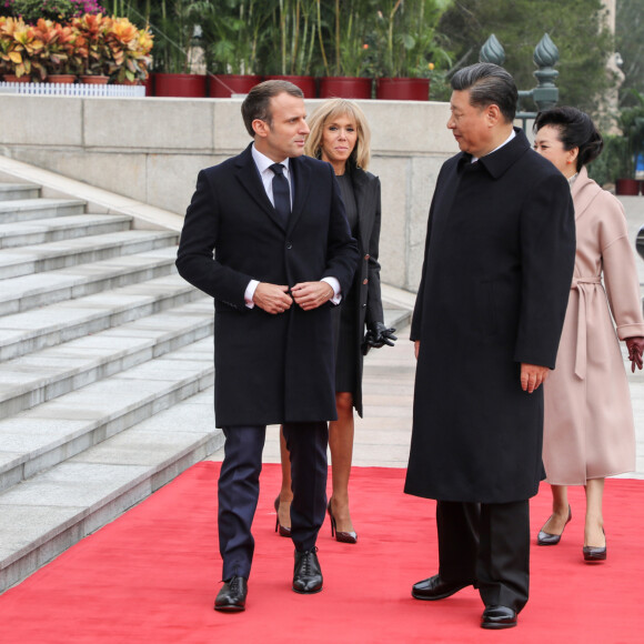 XI Jinping et sa femme Peng Liyuan, Emmanuel Macron et sa femme Brigitte Macron - Le président de la République populaire de Chine, XI Jinping et sa femme Peng Liyuan accueillent le président de la république française Emmanuel Macron et sa femme la Première Dame Brigitte Macron au Grand Palais du Peuple à Pékin en Chine le 6 novembre 2019. © Ludovic Marin/Pool/Bestimage