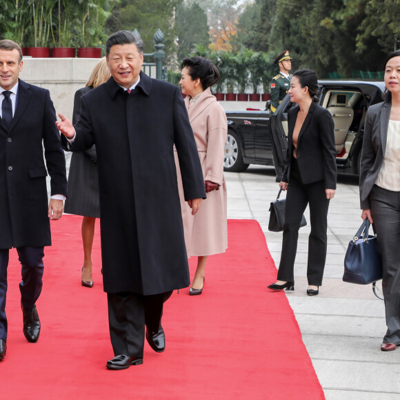 Emmanuel Macron et XI Jinping - Le président de la République populaire de Chine, XI Jinping et sa femme Peng Liyuan accueillent le président de la république française Emmanuel Macron et sa femme la Première Dame Brigitte Macron au Grand Palais du Peuple à Pékin en Chine le 6 novembre 2019. © Ludovic Marin/Pool/Bestimage