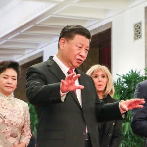 XI Jinping et sa femme Peng Liyuan, Emmanuel Macron et sa femme Brigitte Macron - Le président de la République populaire de Chine, XI Jinping et sa femme Peng Liyuan accueillent le président de la république française Emmanuel Macron et sa femme la Première Dame Brigitte Macron au Grand Palais du Peuple à Pékin en Chine le 6 novembre 2019. © Ludovic Marin/Pool/Bestimage