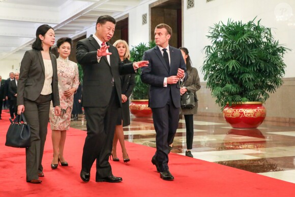 XI Jinping et sa femme Peng Liyuan, Emmanuel Macron et sa femme Brigitte Macron - Le président de la République populaire de Chine, XI Jinping et sa femme Peng Liyuan accueillent le président de la république française Emmanuel Macron et sa femme la Première Dame Brigitte Macron au Grand Palais du Peuple à Pékin en Chine le 6 novembre 2019. © Ludovic Marin/Pool/Bestimage