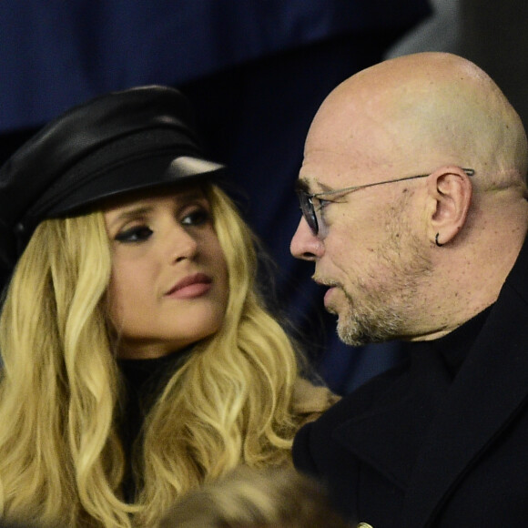 Pascal Obispo et sa femme Julie Hantson dans les tribunes lors du match retour de Champion's League "PSG - Bruges (1-0)" au Parc des Princes. Paris, le 6 novembre 2019.  in the stands during Champion's League return match "PSG - Bruges (1-0)" in Paris, on November 6, 2019.06/11/2019 - Paris