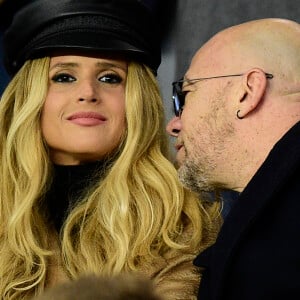 Julie Hantson avec son mari Pascal Obispo dans les tribunes lors du match retour de Champion's League "PSG - Bruges (1-0)" au Parc des Princes. Paris, le 6 novembre 2019.