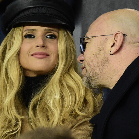 Julie Hantson avec son mari Pascal Obispo dans les tribunes lors du match retour de Champion's League "PSG - Bruges (1-0)" au Parc des Princes. Paris, le 6 novembre 2019.