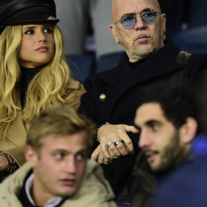 Pascal Obispo et sa femme Julie Hantson dans les tribunes lors du match retour de Champion's League "PSG - Bruges (1-0)" au Parc des Princes. Paris, le 6 novembre 2019.