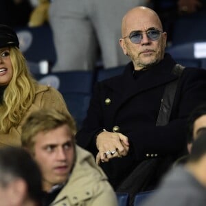 Pascal Obispo et sa femme Julie Hantson dans les tribunes lors du match retour de Champion's League "PSG - Bruges (1-0)" au Parc des Princes. Paris, le 6 novembre 2019.