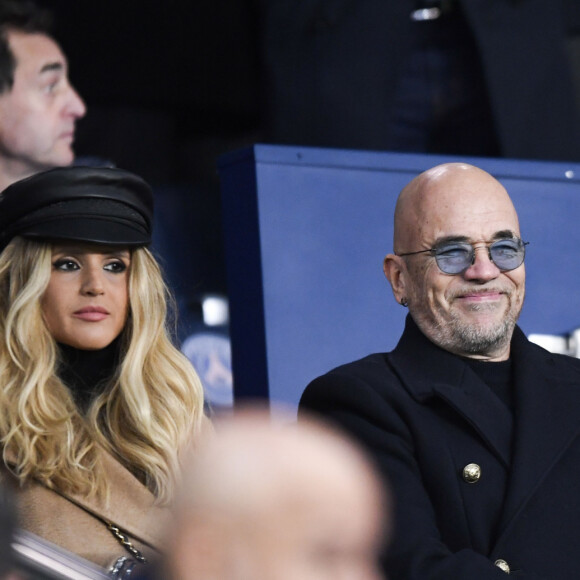 Pascal Obispo et sa femme Julie Hantson dans les tribunes lors du match retour de Champion's League "PSG - Bruges (1-0)" au Parc des Princes. Paris, le 6 novembre 2019.