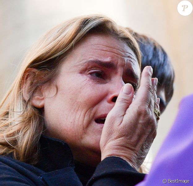 Lisa Azuelos (Fille de la défunte) - Sorties des obsèques de Marie Laforêt en l'église Saint-Eustache à Paris. Le 7 novembre 2019.
