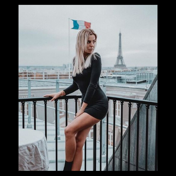 Hillary Vande sexy en robe, à Paris - Instagram, 8 janvier 2019