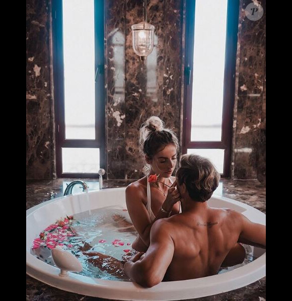 Hillary des Ch'tis est désormais fiancée à Giovanni Bonamy, sur Instagram, le 7 novembre 2019.