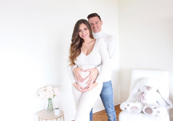 Charlotte Pirroni, enceinte, annonce sa grossesse, au côté de son chéri Florian Thauvin sur Instagram, le 7 novembre 2019.