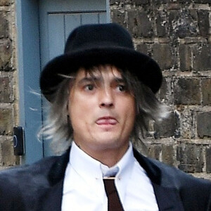 Exclusif - Pete Doherty dans la rue à Londres avec ses deux chiens Husky de Sibérie en laisse le 4 septembre 2019.