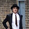 Pete Doherty dans la rue à Londres avec ses deux chiens Husky de Sibérie en laisse le 4 septembre 2019.