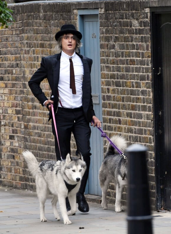 Pete Doherty dans la rue à Londres avec ses deux chiens Husky de Sibérie en laisse le 4 septembre 2019.